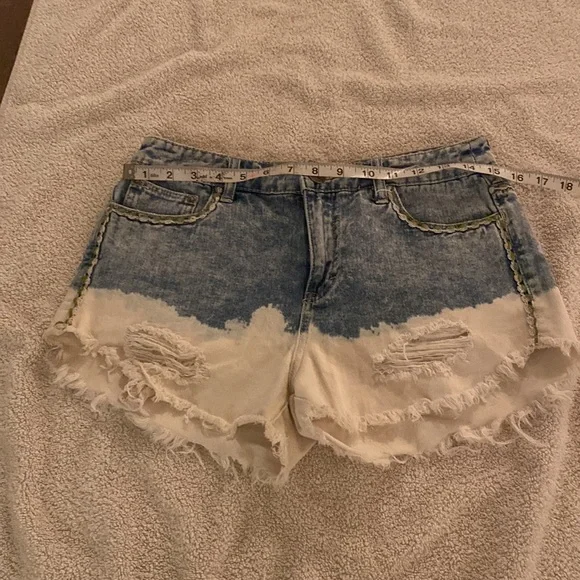 Free People women’s Dip Dye The Ombré fabulous jean shorts w/ embroidery - Picture 10 of 12